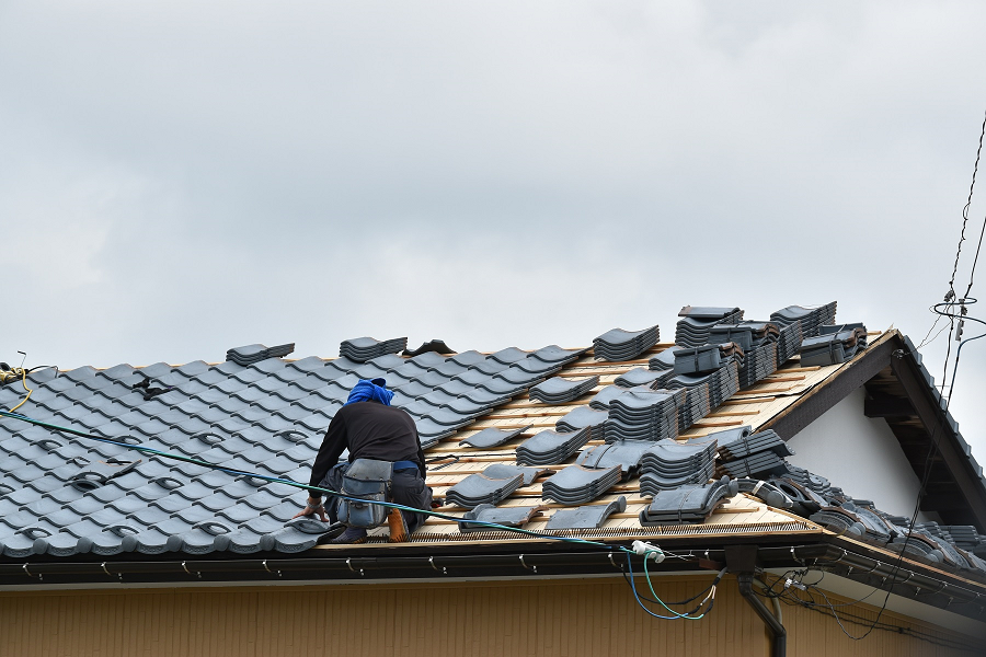 【大阪在住の方必見】屋根工事の最適なタイミングって？屋根工事の種類も紹介