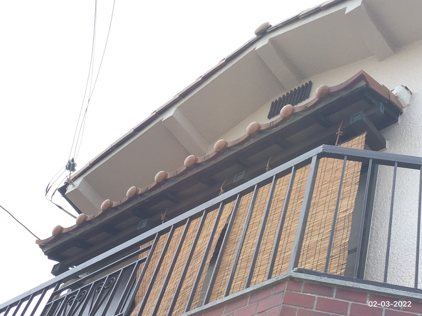 屋根工事（庇屋根の雀口の漆喰の詰め替え）