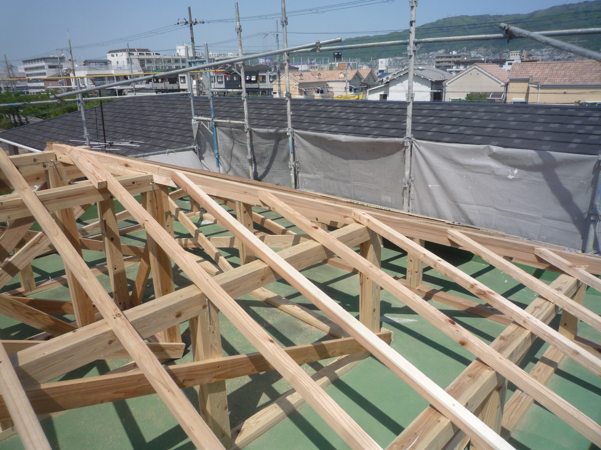 フラット屋根に通常の屋根を設置