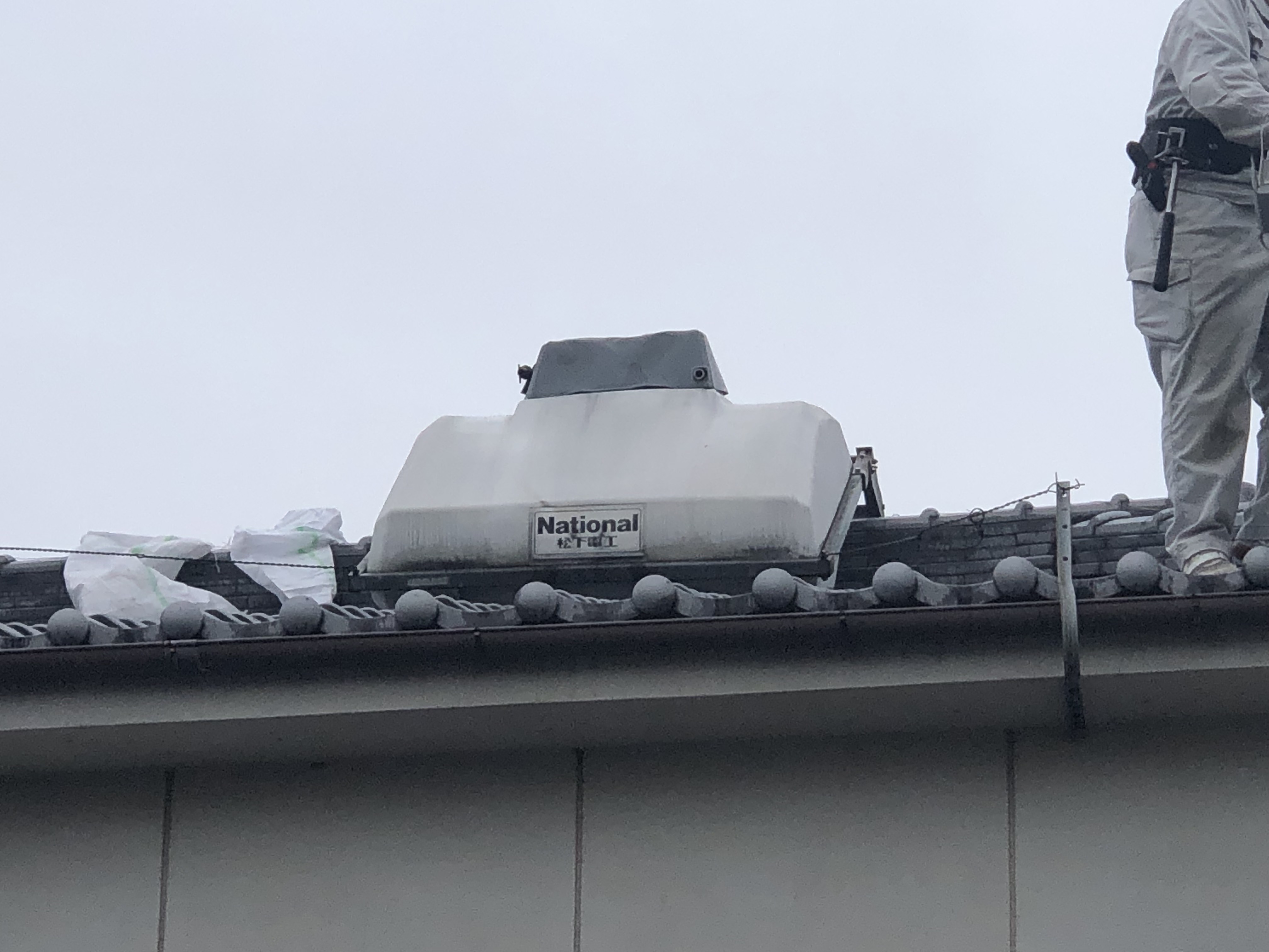 ソーラー温水器の屋根からの下ろし作業