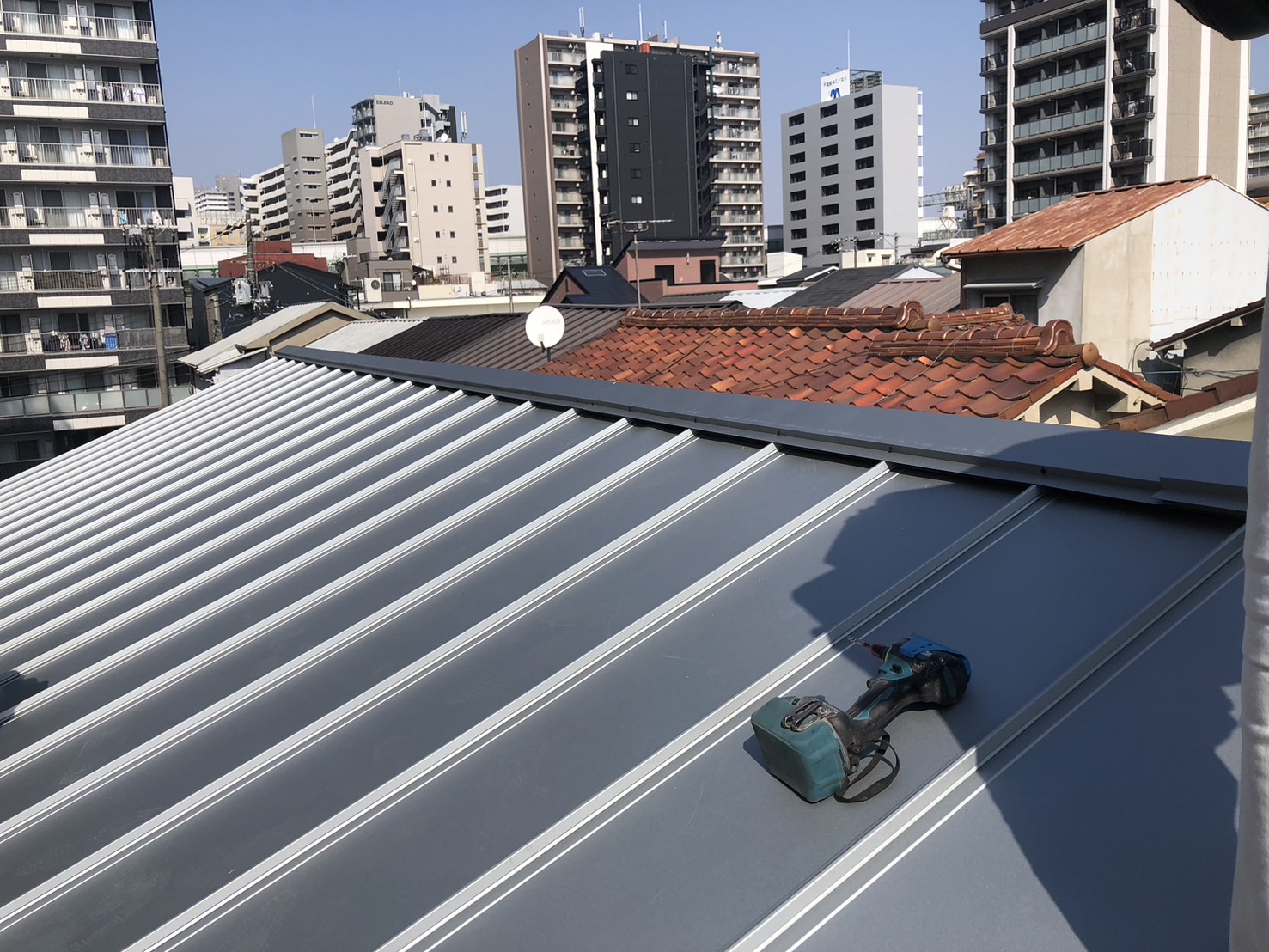 大阪市浪速区で民泊用物件の屋根リフォーム(日本瓦屋根→立平葺き)