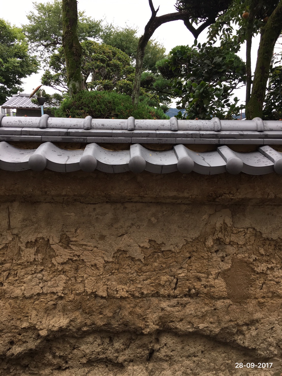 屋根工事(土塀の瓦の復旧工事)