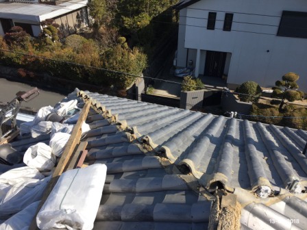 屋根工事(いぶしＳ瓦の棟の漆喰入れ替え)