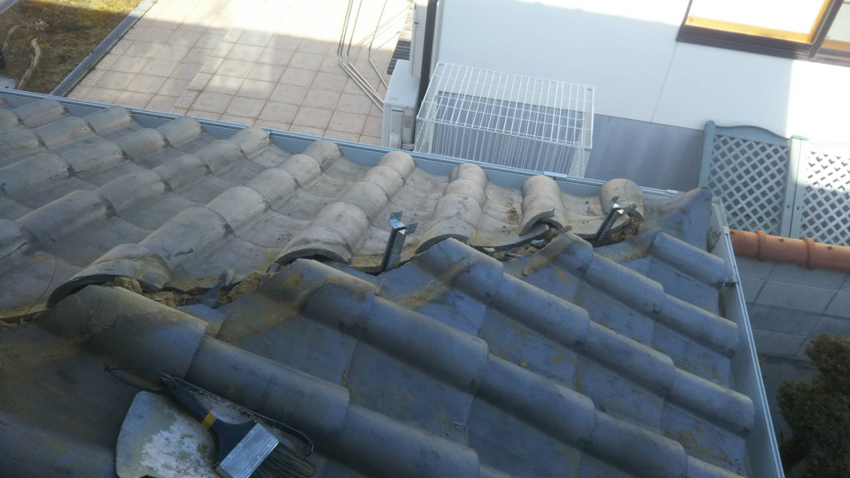 屋根工事(いぶしＳ瓦の棟の漆喰入れ替え)