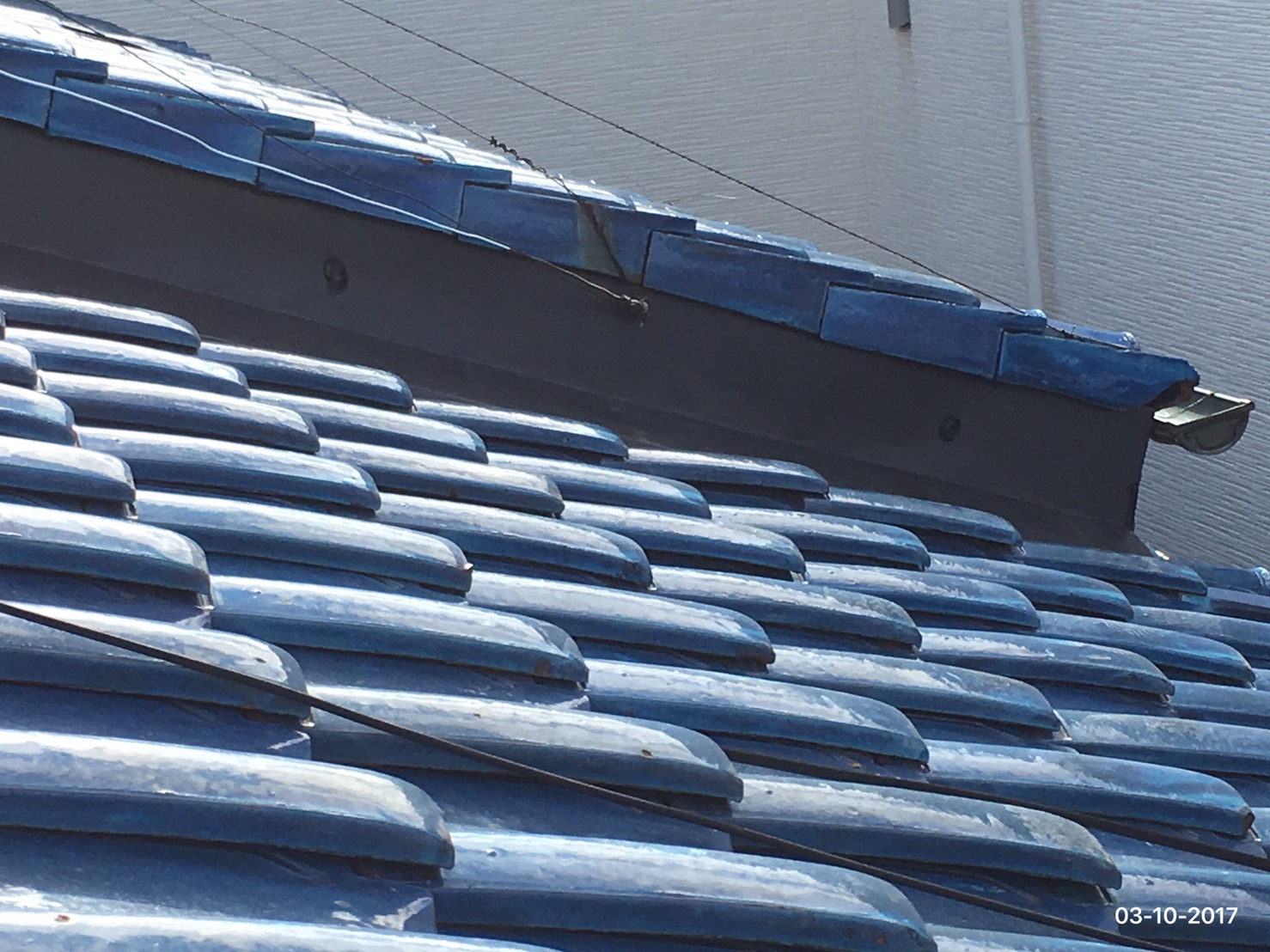 段違い屋根の取り合い部の鉄板施工