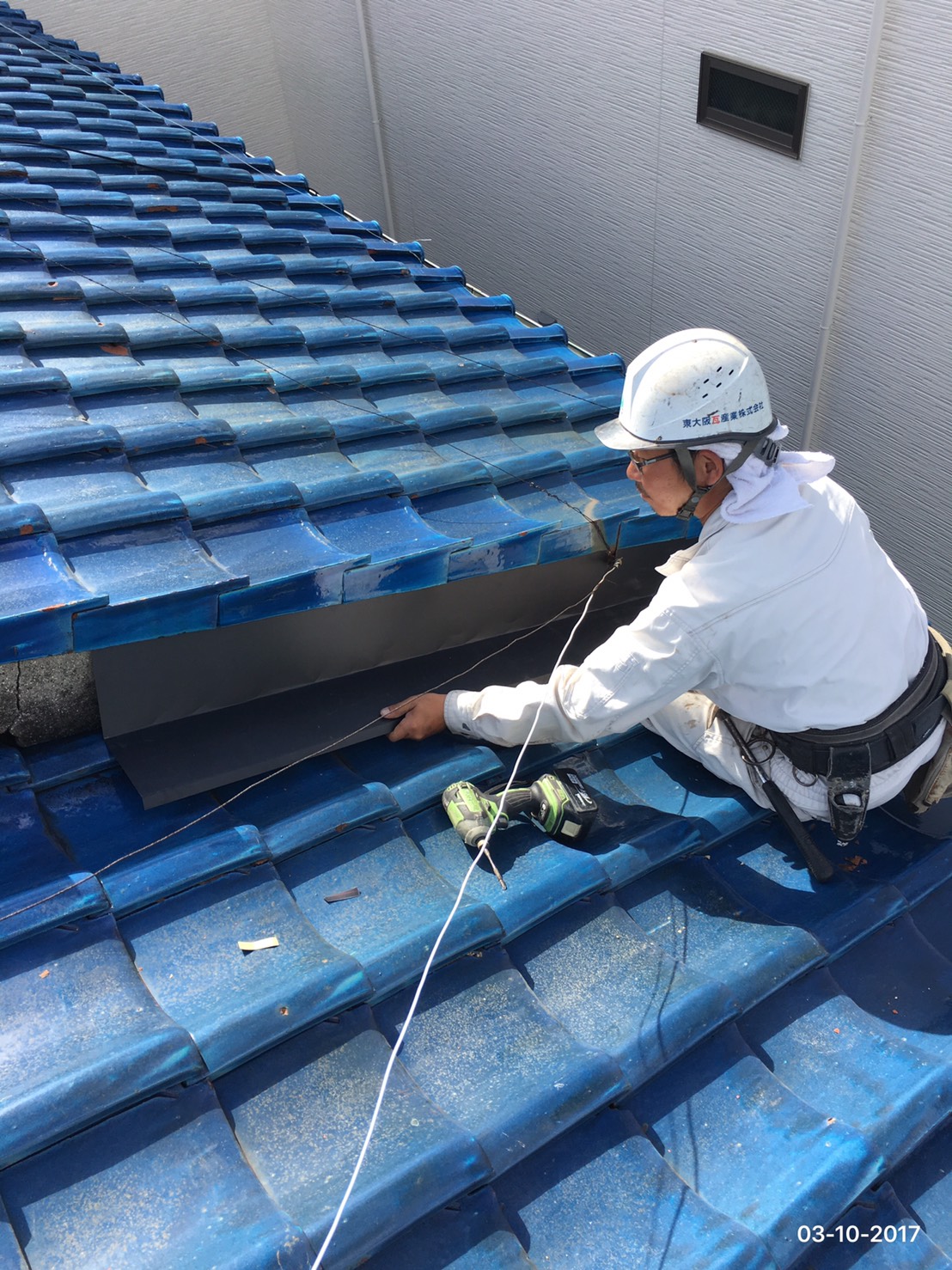 段違い屋根の取り合い部の鉄板施工 雨漏り診断 屋根工事なら東大阪瓦産業