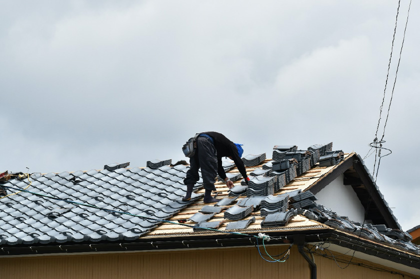 屋根材の撤去処分費用の相場は？アスベストの場合は割高に